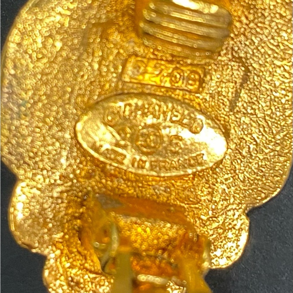 VINTAGE CHANEL MASON CLIP ON EARRINGS 🤩 - Picture 4 of 7